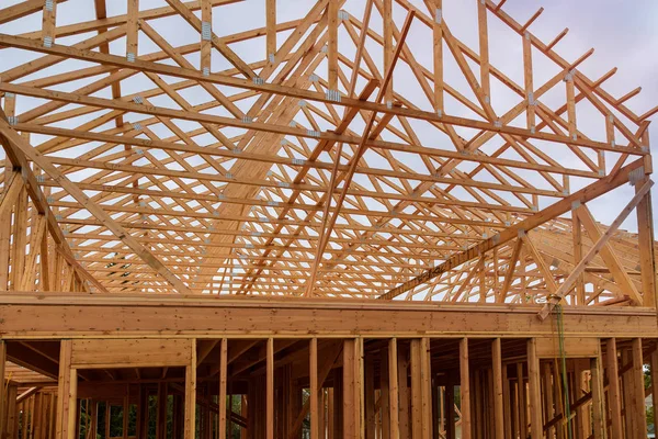 Дерев'яний дах даху житлового будівництва обрамлення будинку — стокове фото