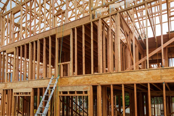 Exterieur aanzicht bouw nieuwe residentiële woning. — Stockfoto