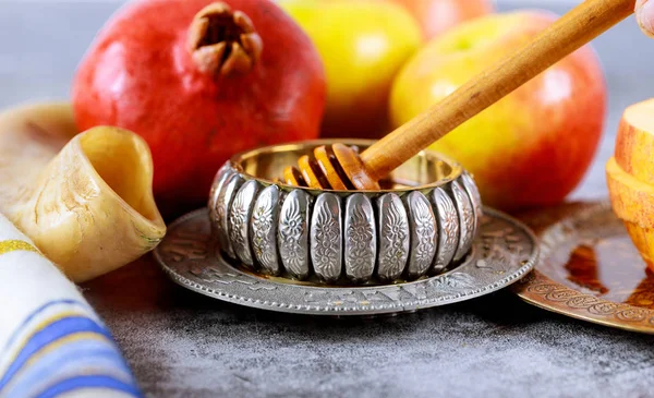 Яблоко и мед, кошерная традиционная еда еврейского Нового года Рош ха-Шана талит и шофар — стоковое фото