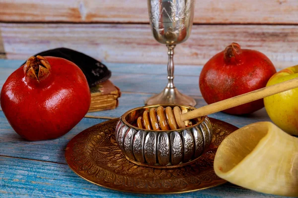 On the synagogue are the symbols of Rosh Hashanah apple and pomegranate, shofar — Stock Photo, Image