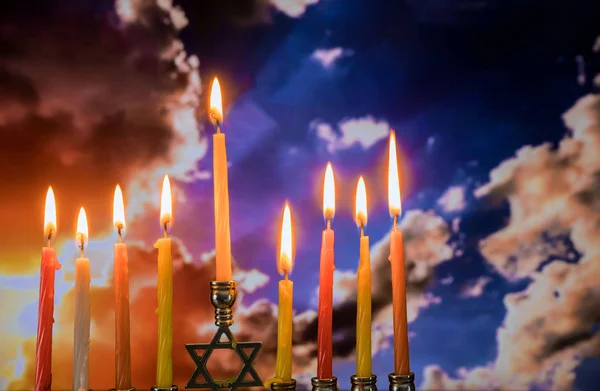 Hanukkah menorah con velas, puesta del sol cielo fondo — Foto de Stock