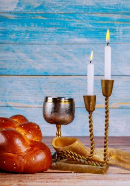 Şabat Havva masa mumlar ve kadeh şarap kapalı challah ekmek ile,