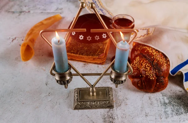 Sabbat jüdischer Feiertag Challah Brot und Kerzenlichter auf Holztisch — Stockfoto