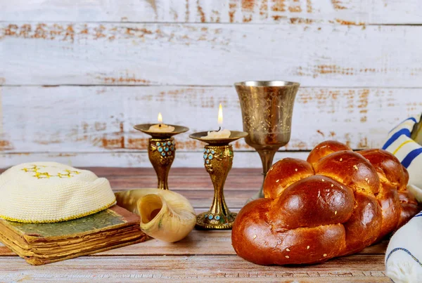 Shabbat-Challah-Brot, Shabbat-Wein und Kerzen auf dem Tisch — Stockfoto