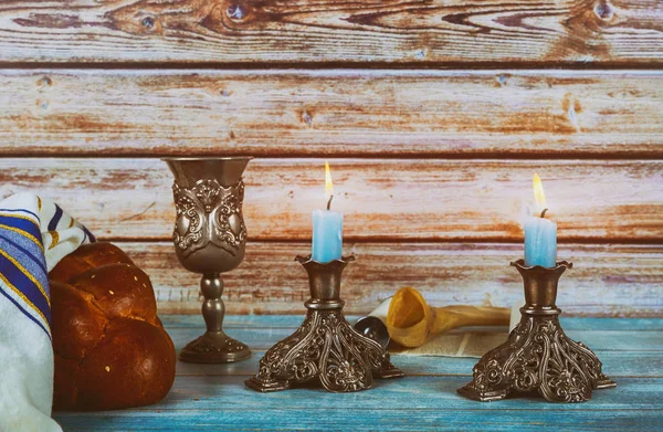 Shabbat com pão chalá em velas de mesa de madeira e xícara de vinho . — Fotografia de Stock