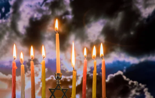 Hanoukka Menorah dans la fête juive des lumières beau ciel avec coucher de soleil nuage — Photo