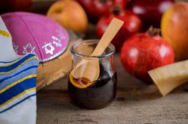 Nar ve elmanın üzerindeki bal. Yahudi yeni yıl Rosh Ha Shana kippah yamolka ve shofar