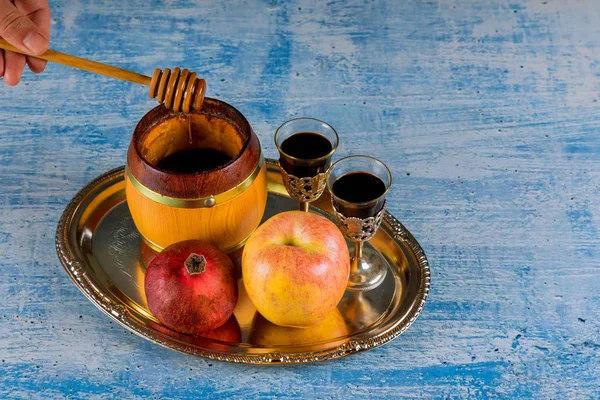 Ein jüdisches neues Jahr mit Honig zum Apfel- und Granatapfelfest rosh ha shana — Stockfoto