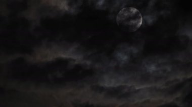 Dolunayda gizemli gece gökyüzü, dolunaydan gelen ay ışığında dramatik bulutlar..