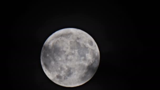 在黑色背景上的满月, 看到表面的细节。再看是令人敬畏的适合 — 图库视频影像