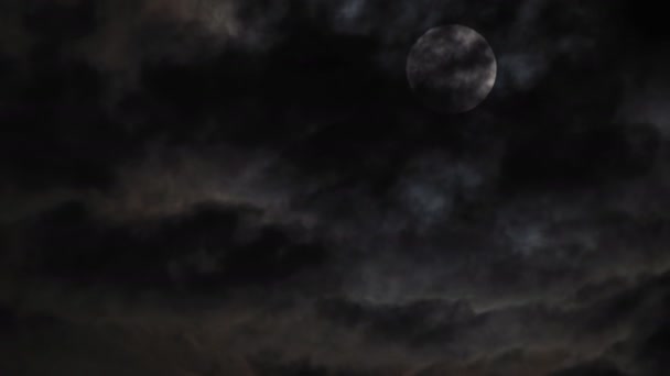 Mystérieux ciel nocturne avec des nuages dramatiques de pleine lune au clair de lune de la pleine lune . — Video