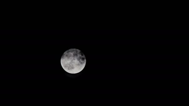 Volle maan achter de wolken op een Sterrennacht — Stockvideo