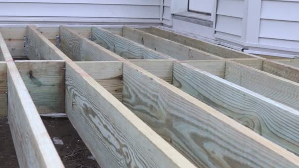 Nowe patio pokładowe z nowoczesnym drewnianym pokładem — Wideo stockowe