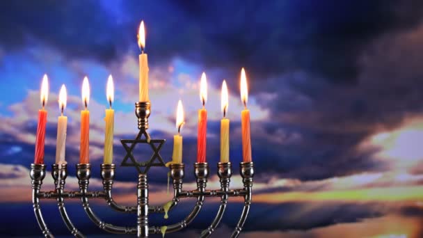 Fiesta judía Hanukkah con menorah velas encendidas tradicionales hermoso atardecer — Vídeo de stock