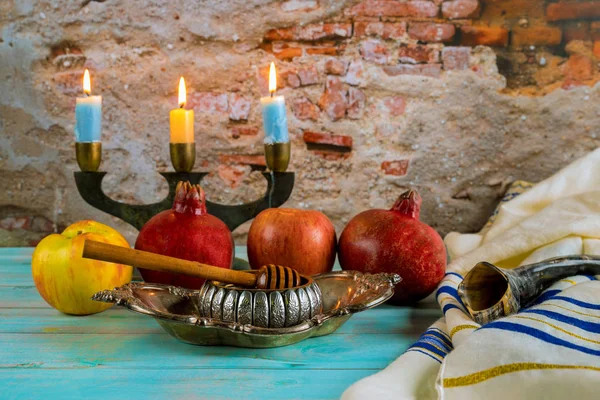 로쉬 하 샤나 (Rosh Ha Shana)의 사과와 석류 휴가를위한 꿀과 유대인 새해 — 스톡 사진