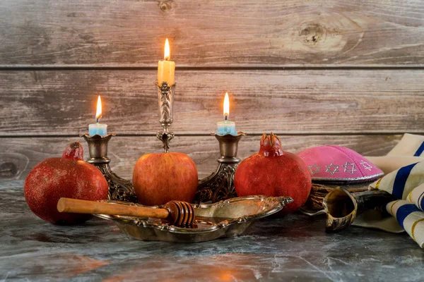 Tarro de miel y manzanas frescas maduras. Símbolos judíos de año nuevo. Rosh hashaná — Foto de Stock
