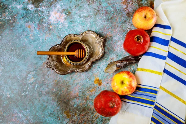 Op de tafel in de synagoge zijn de symbolen van Rosh Hashanah appel en granaatappel, sjofar talith — Stockfoto