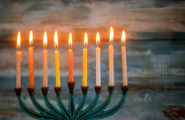 Fel gloeiende Chanoeka Menorah zachte focus — Stockfoto