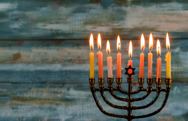 Festa ebraica Hanukkah con menorah tradizionale Candelabro — Foto Stock