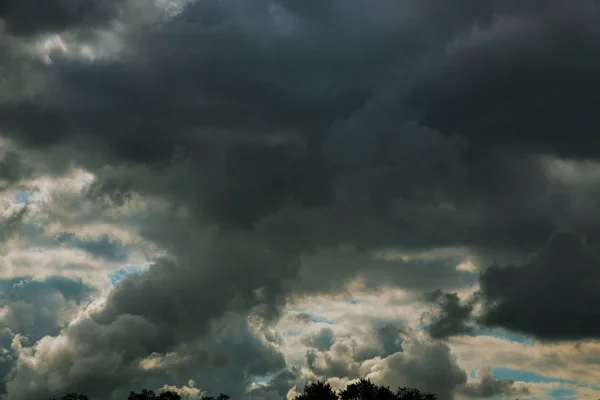 Nuvens tempestuosas dramáticas de nuvens escuras antes de uma tempestade — Fotografia de Stock