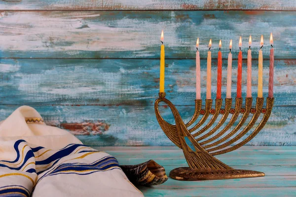 Chanoeka menora met kaarsen voor Chanukah celebrationon achtergrond — Stockfoto