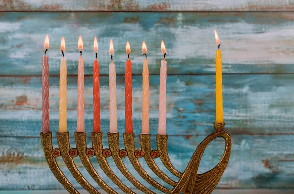 Menorah com velas coloridas para Hanukkah na luz, close-up — Fotografia de Stock