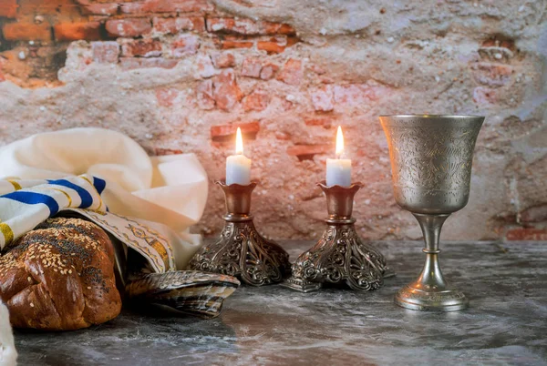 Sabbath Jewish Holiday challah bread and candelas on wooden table — Stock Photo, Image