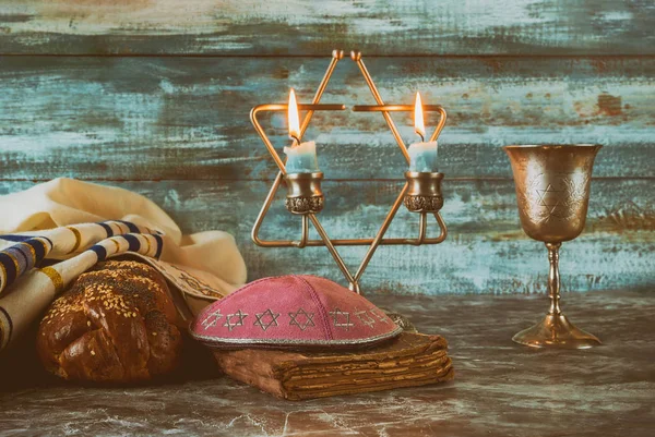 Shabbat véspera velas de mesa e xícara de vinho com pão chalá coberto , — Fotografia de Stock