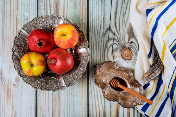 Шофар і талліт зі скляним медом і свіжими стиглі яблука. Єврейські символи нового року. Рош Хашана — стокове фото