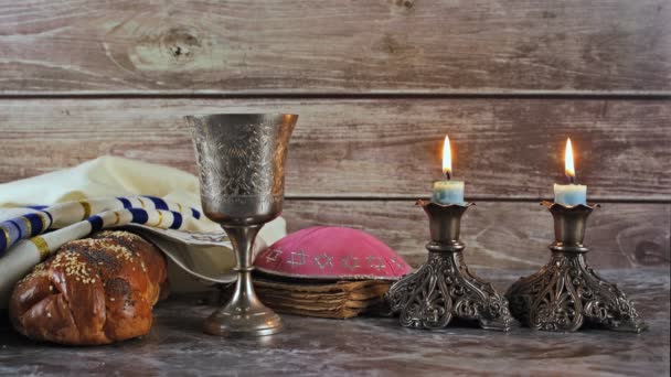 安息日犹太节日沙拉面包和烛台在木桌上 — 图库视频影像