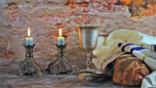 Shabbat com pão chalá em velas de mesa de madeira e xícara de vinho . — Vídeo de Stock