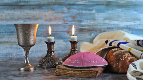 Pan de shabat, vino de shabat y velas en la mesa — Vídeo de stock