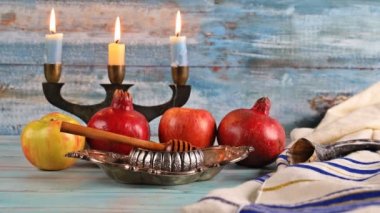 Yahudi Bayramında Rosh hashanah bal ve nar aromalı elmalar