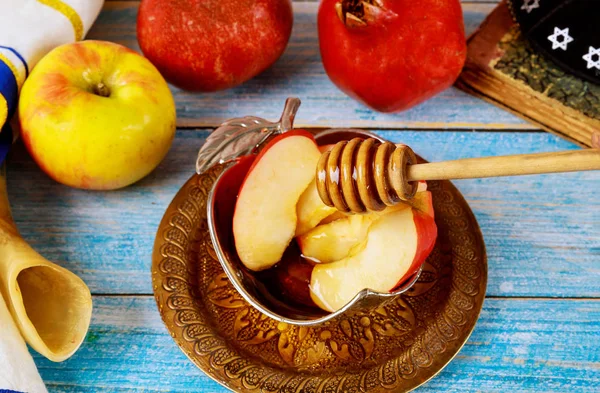 Мед на гранате и яблоках. Еврейский Новый год Йом Киппур и Рош ха-Шана кипа ямолка и шофар — стоковое фото