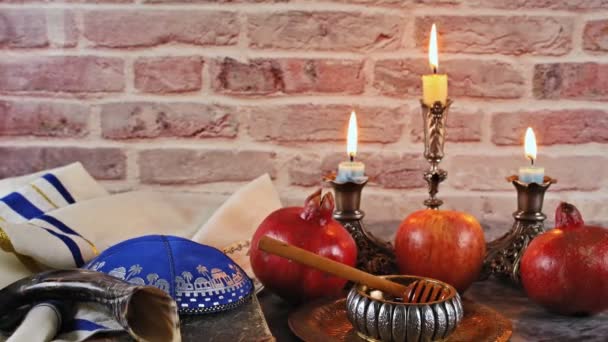 Joodse vakantie Rosh hashanah honing en appels met granaatappel — Stockvideo