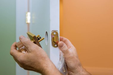 Builder bir kapı yeni bir evin kapısını kilit yükleme
