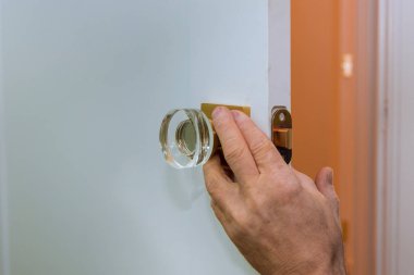 Erkek marangoz ev ile kapı kilit sabitleme