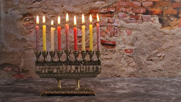 Jasně zářící Chanuka Menorah mělká hloubka pole — Stock video