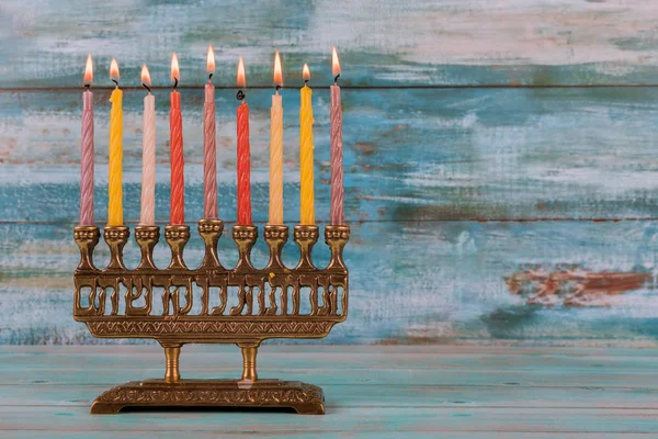 Joodse vakantie Hanukkah met Menorah traditionele kandelaar en brandende kaarsen — Stockfoto