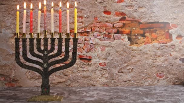 Yedi Kollu Şamdan mumlar için Hanukkah karşı ufuk ışık ile — Stok video