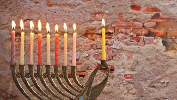 Hanukkah fiesta judía con menorah candelabra — Vídeos de Stock