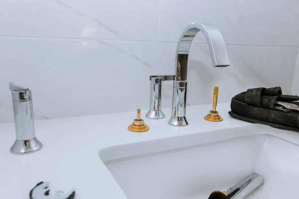 Installation de salle de bain d'intérieur élégant avec lavabo et robinet . — Photo