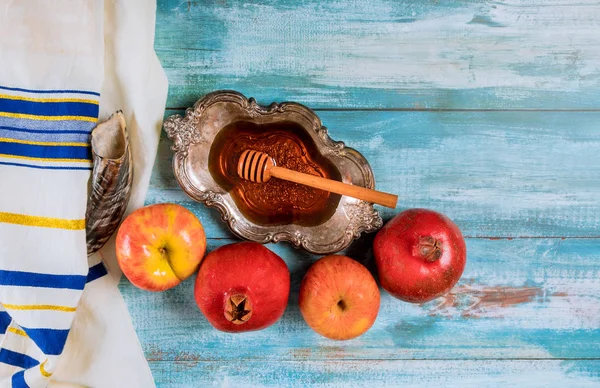 Honig auf dem Granatapfel und Äpfeln. Jüdisches Neujahr yom kippur und rosh hashanah kippah yamolka und shofar — Stockfoto