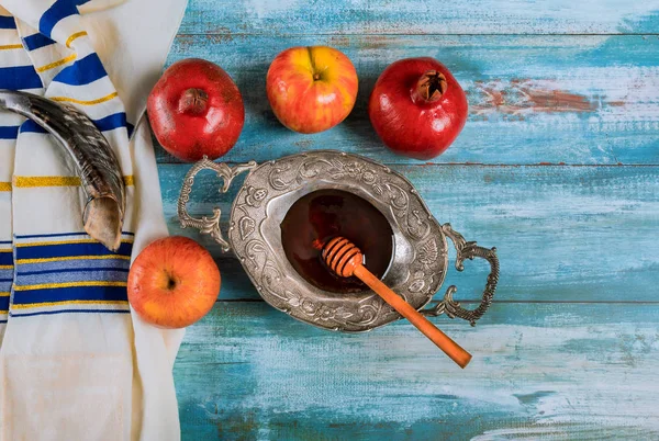 Shofar und Tallit mit Glashonig und frischen reifen Äpfeln. Jüdische Neujahrssymbole. rosch haschana — Stockfoto