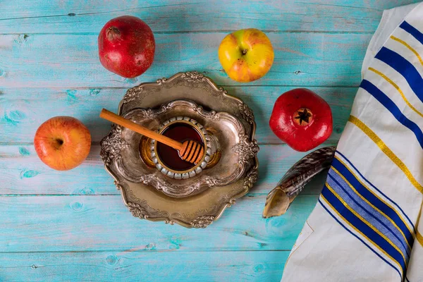 Na stole w synagodze są symbole Yom Kippur jabłko i granat, Shofar talithu — Zdjęcie stockowe