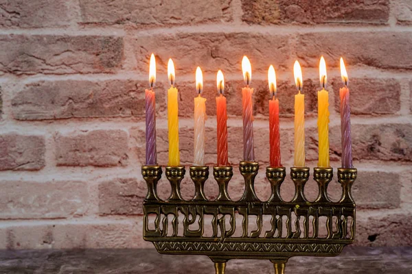 Fiesta judía Hanukkah con menorah candelabros tradicionales y velas ardientes —  Fotos de Stock