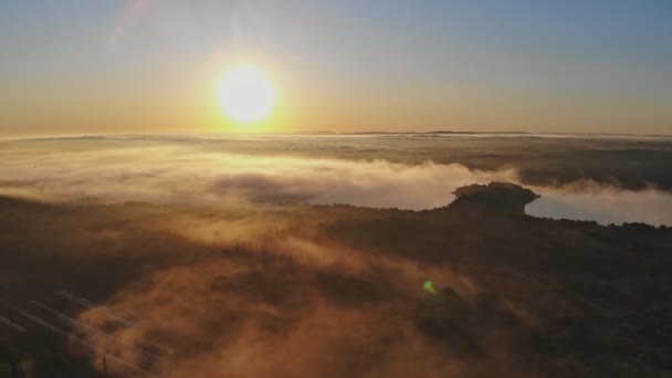 Landschap met mist in de ochtend aan het meer, majestueuze zonsopgang of zonsondergang in het landschap — Stockvideo