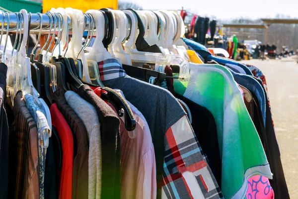 Hanger med nya kläder i klädaffär — Stockfoto