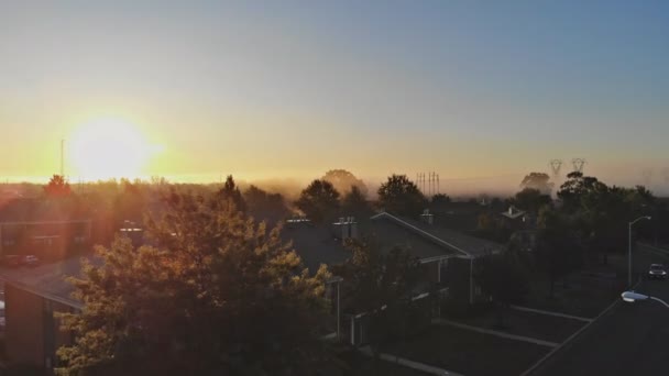 Aeria ögonutsikt hus i viloläge i vacker utsikt över floden från en höjd i gryningen med dimma morgon — Stockvideo
