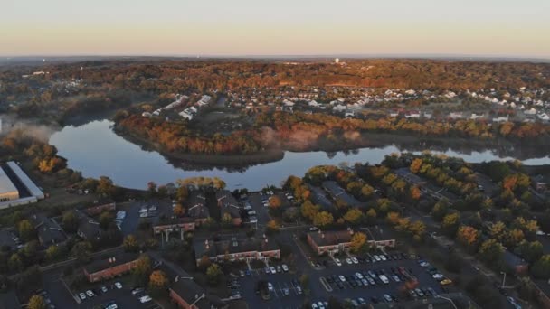 Vue aérienne des maisons de maisons de faible hauteur dans la zone de sommeil assez dans la communauté de la classe moyenne une belle matinée brumeuse 